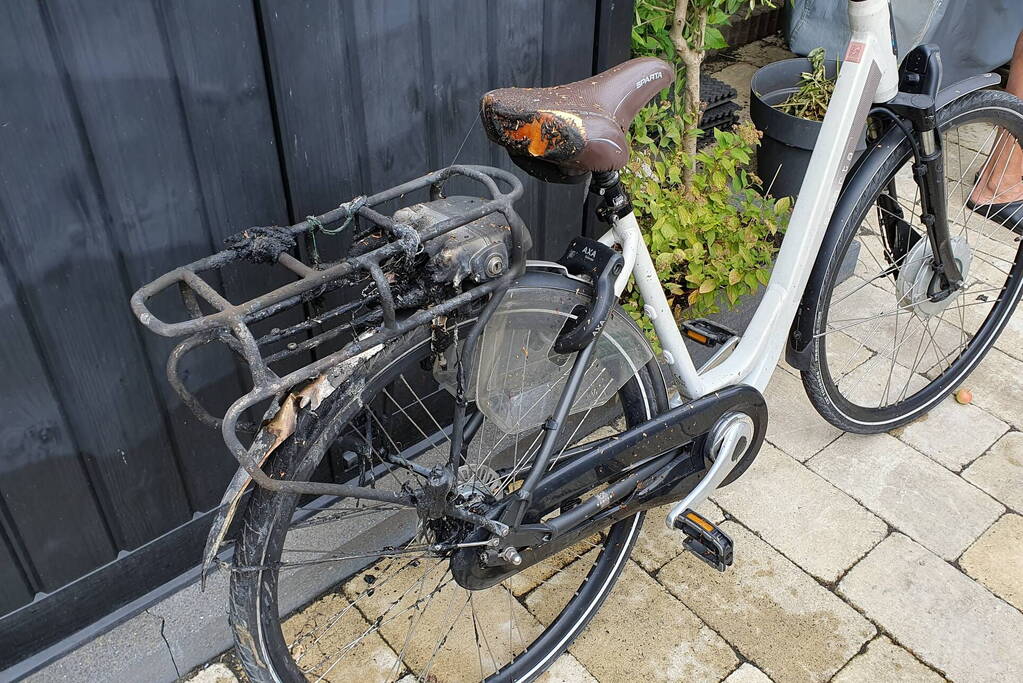 Accu elektrische fiets vliegt in brand