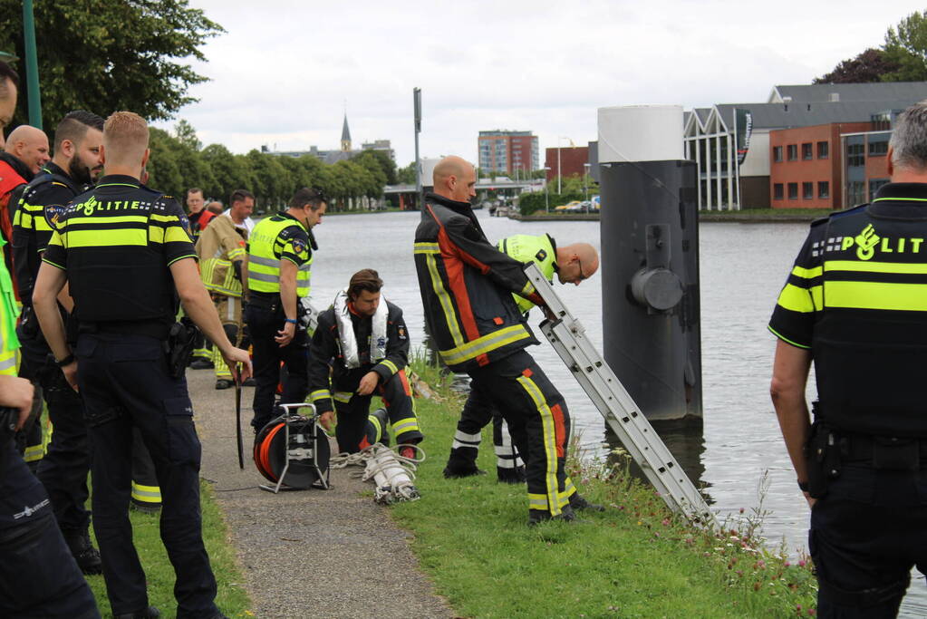 Grote zoekactie nadat auto rivier in rolt