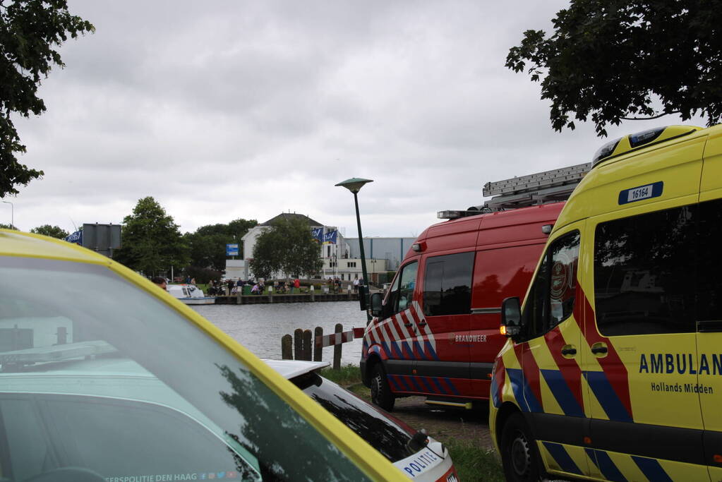 Grote zoekactie nadat auto rivier in rolt