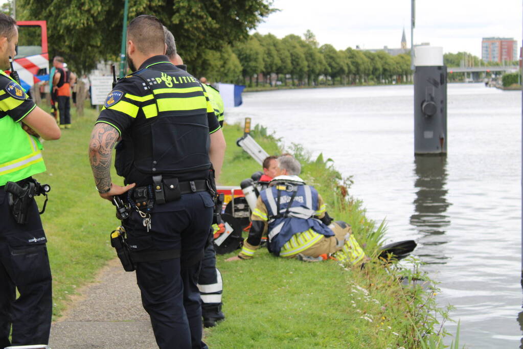 Grote zoekactie nadat auto rivier in rolt