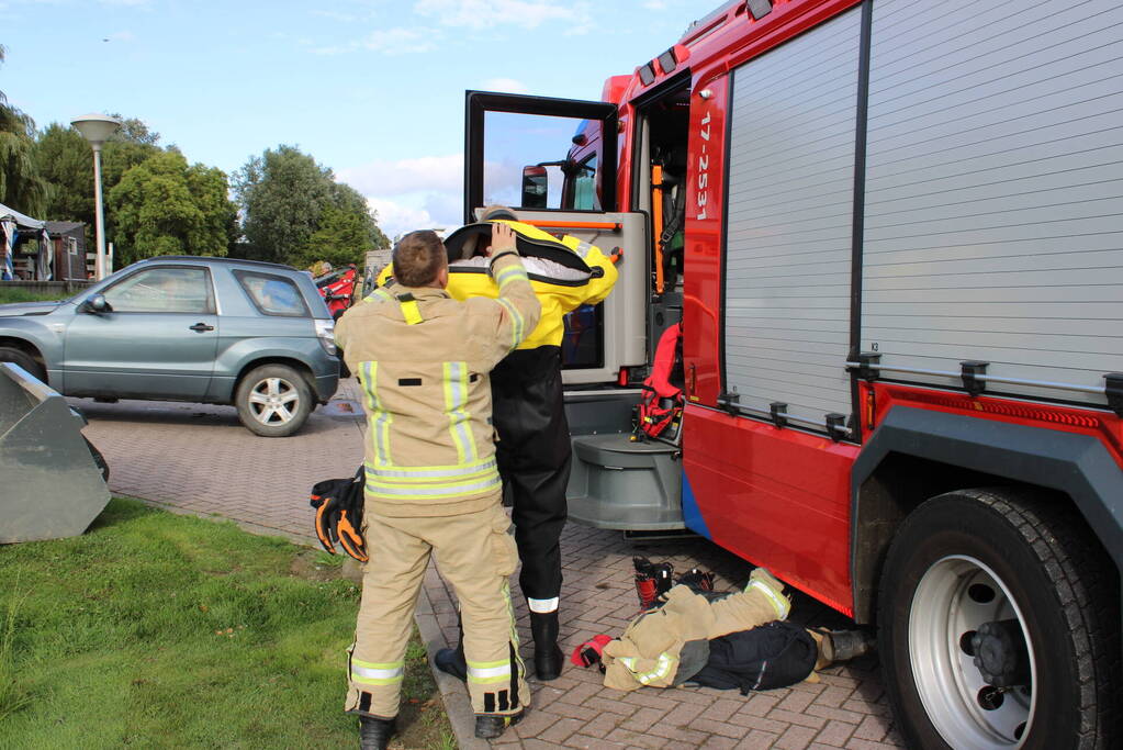 Brandweer redt paard uit sloot