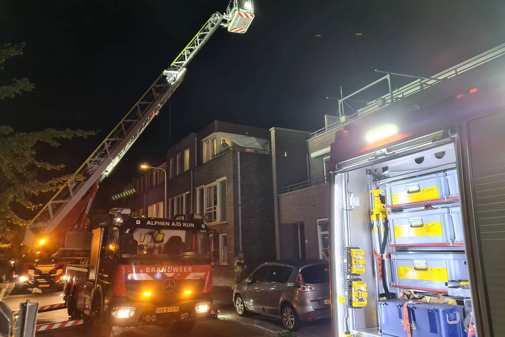 Bewoner op tijd uit woning bij brand, woningen ontruimd