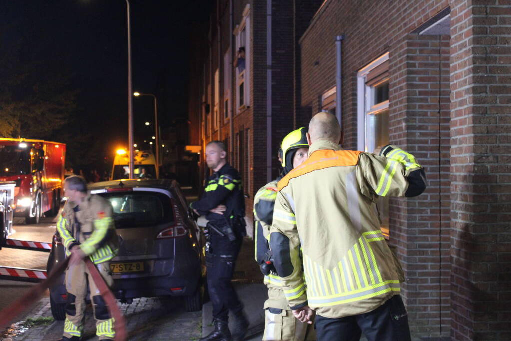 Bewoner op tijd uit woning bij brand, woningen ontruimd
