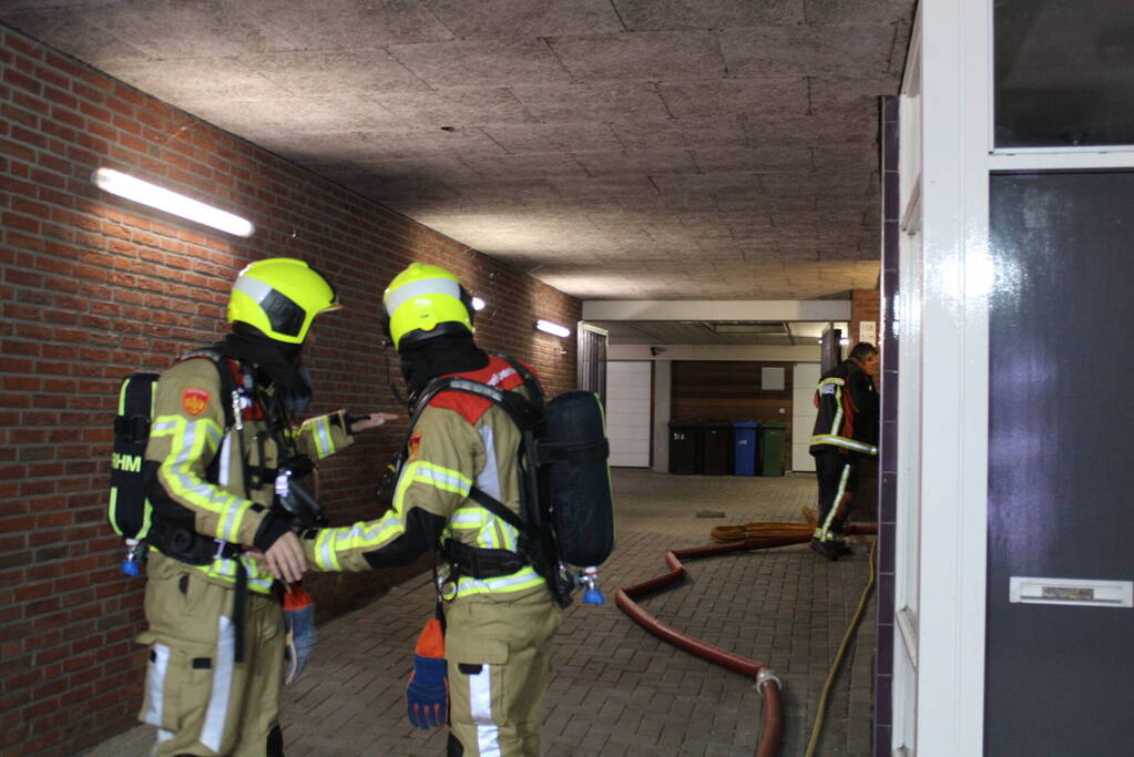 Bewoner op tijd uit woning bij brand, woningen ontruimd