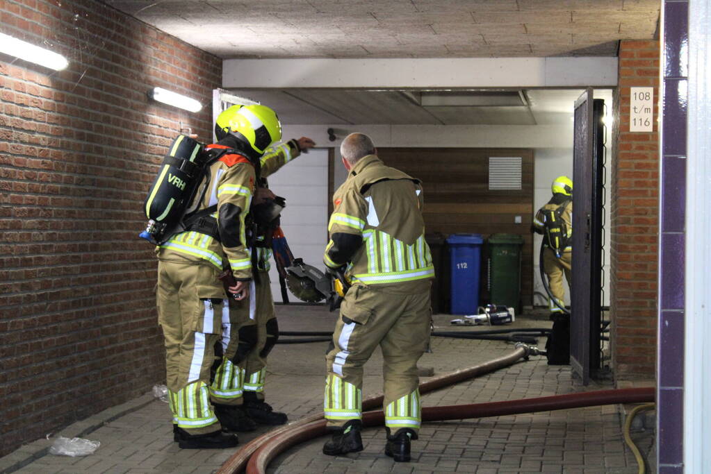 Bewoner op tijd uit woning bij brand, woningen ontruimd
