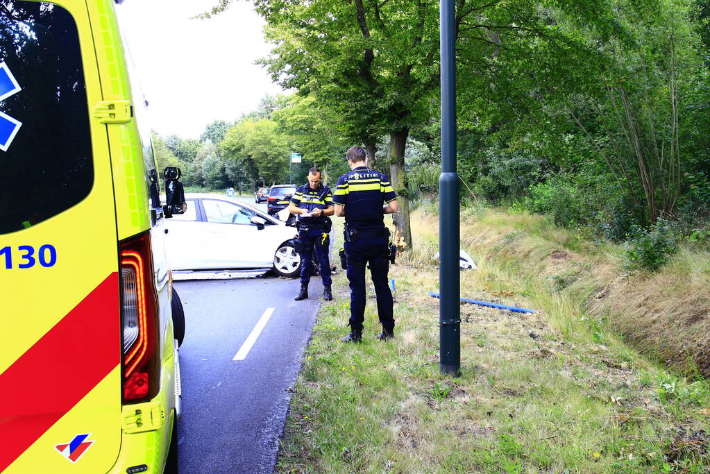 Automobilist raakt van de weg en komt tegen boom tot stilstand