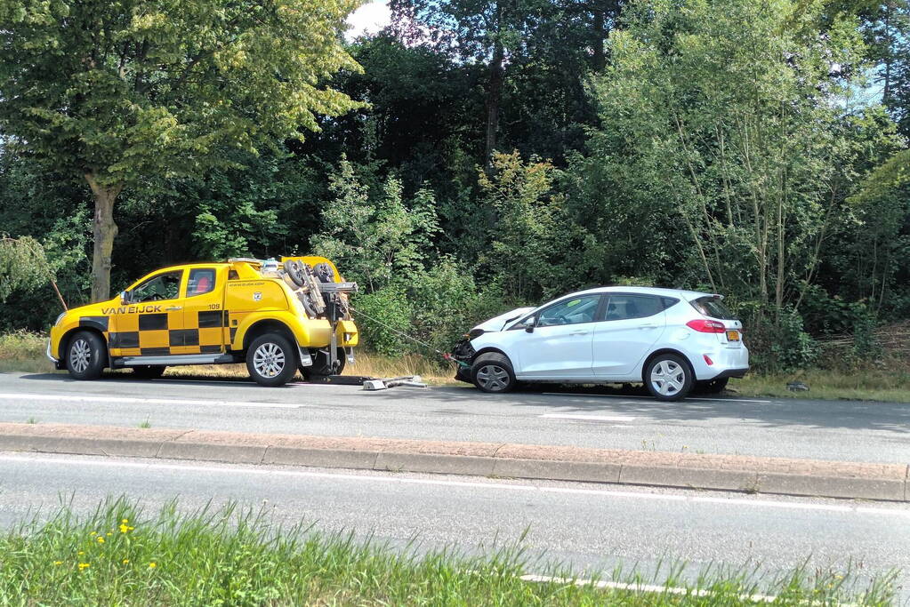 Automobilist raakt van de weg en komt tegen boom tot stilstand