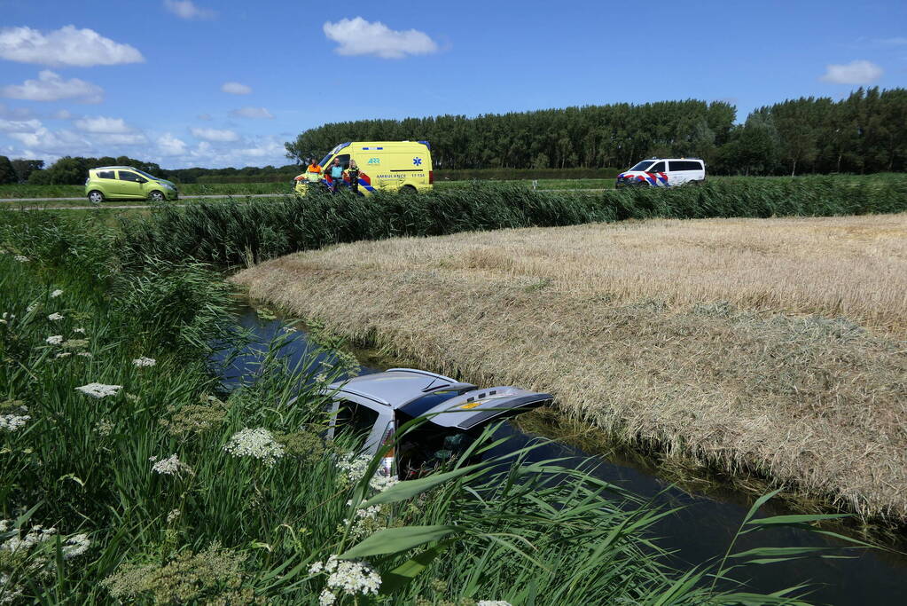 Brommobiel raakt van de weg belandt in sloot