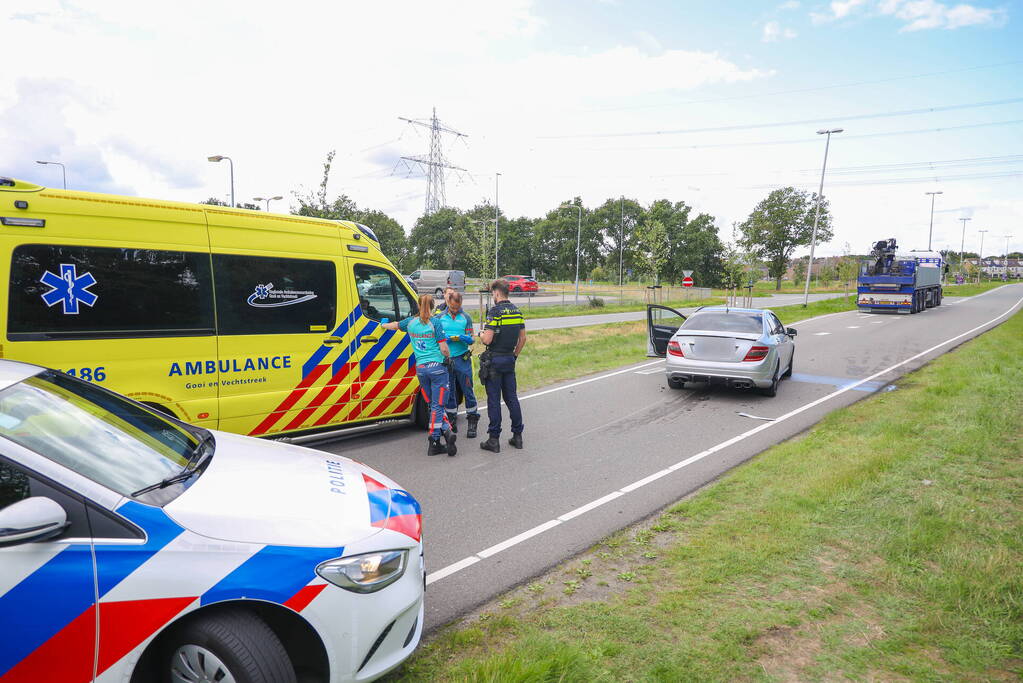 Automobilist botst achterop trailer van vrachtwagen