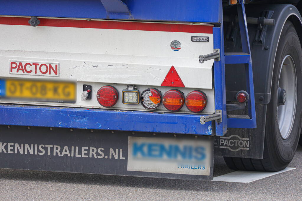 Automobilist botst achterop trailer van vrachtwagen