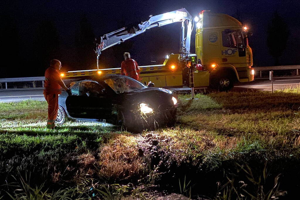Busje en auto belanden in sloot