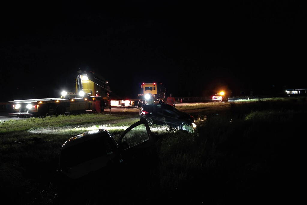Busje en auto belanden in sloot