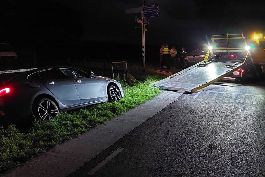 Auto belandt in sloot