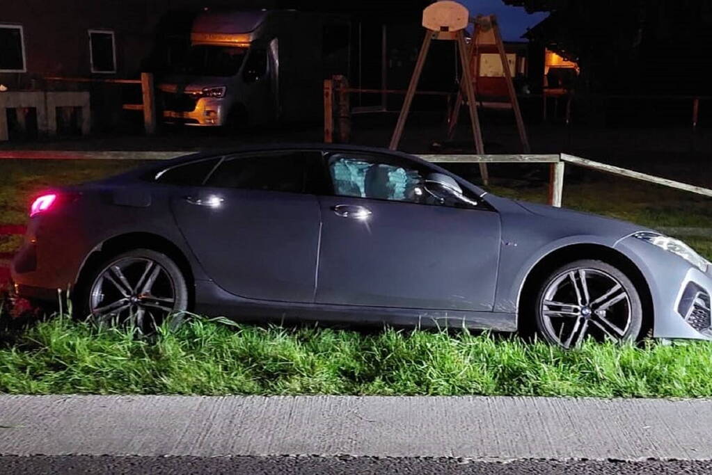 Auto belandt in sloot