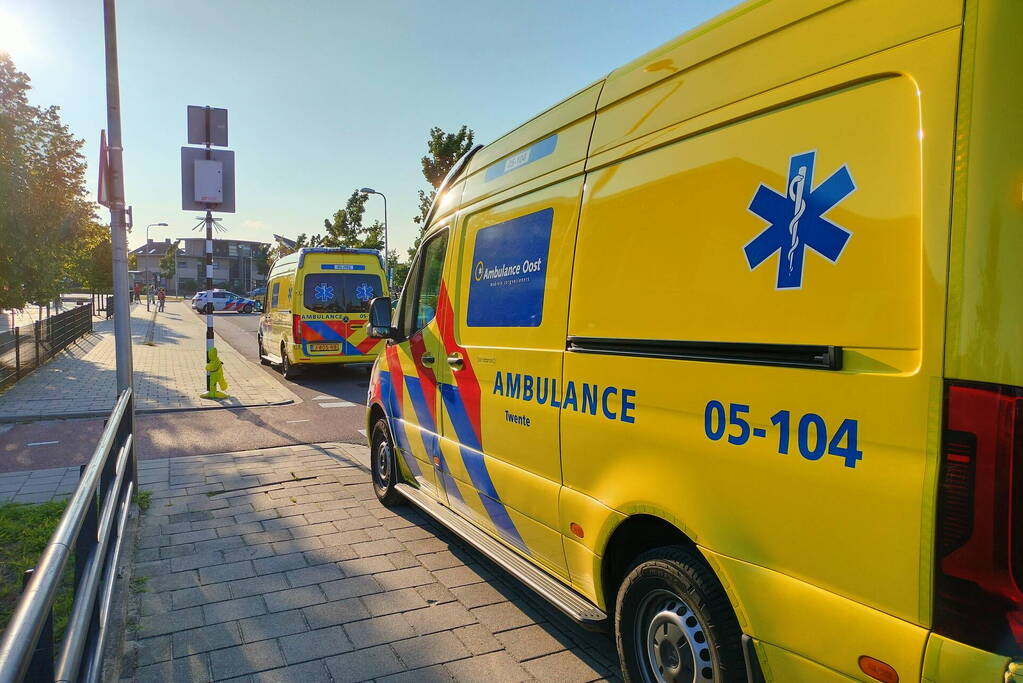 Vader en kind gewond bij botsing met auto