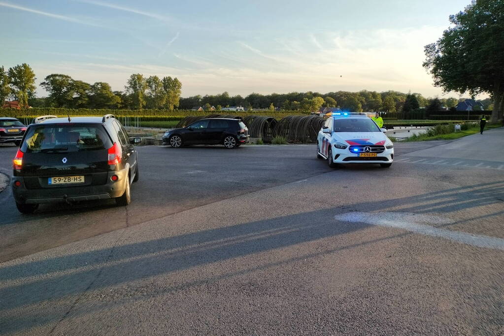 Auto belandt op de kop in sloot na aanrijding