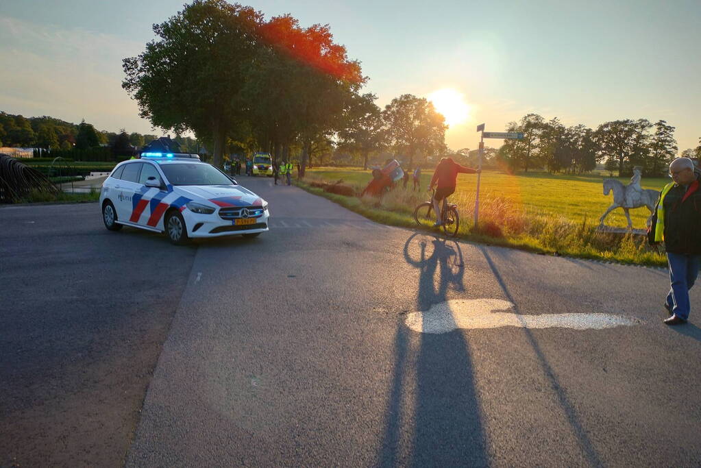 Auto belandt op de kop in sloot na aanrijding