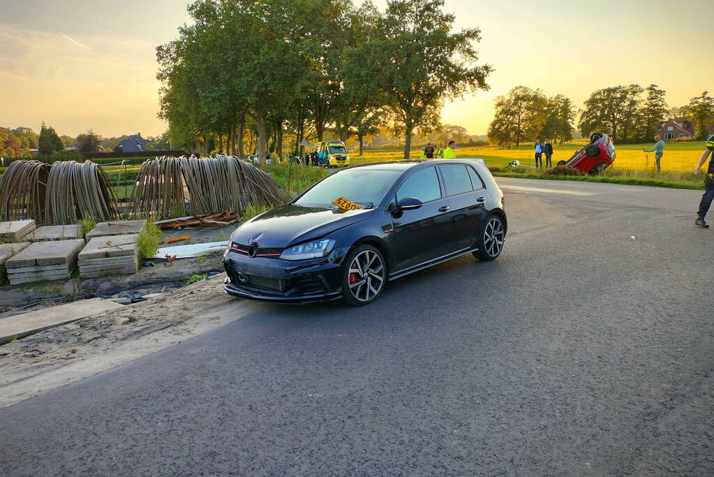 Auto belandt op de kop in sloot na aanrijding