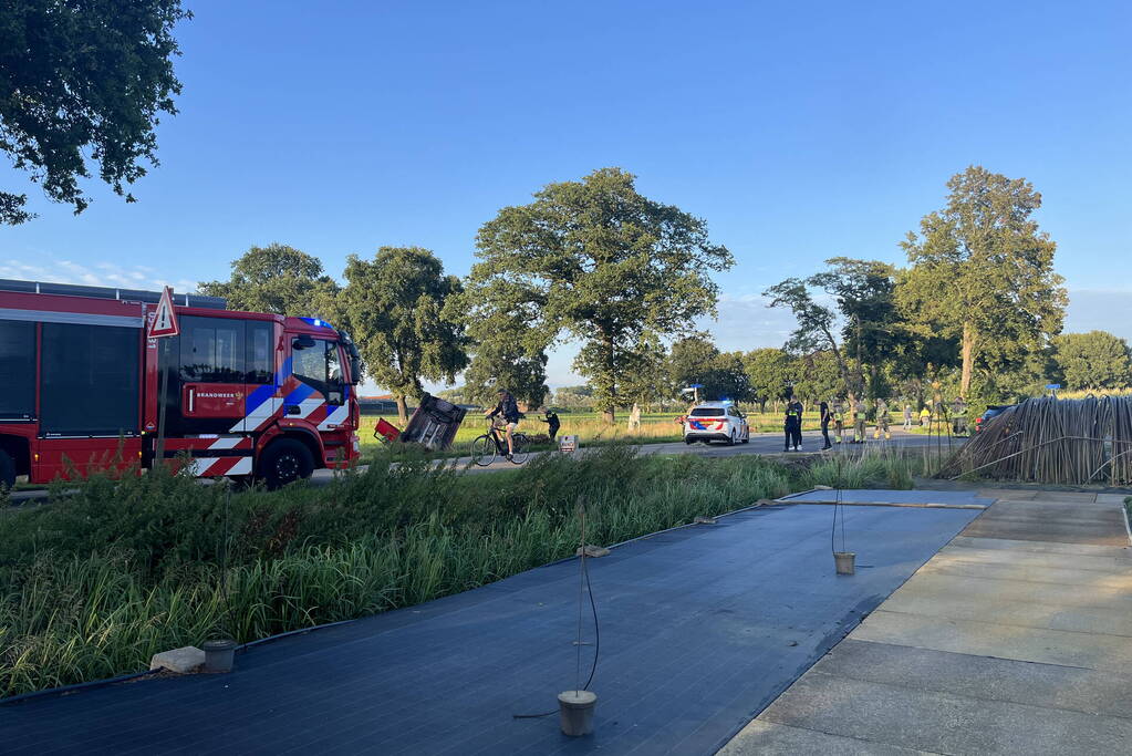 Auto belandt op de kop in sloot na aanrijding