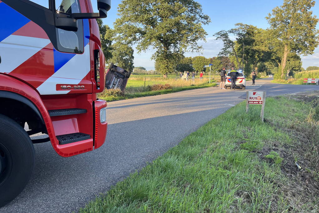 Auto belandt op de kop in sloot na aanrijding