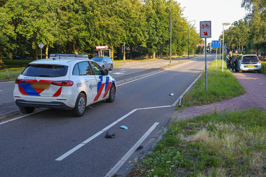Politiewagen en personenwagen botsing op kruising