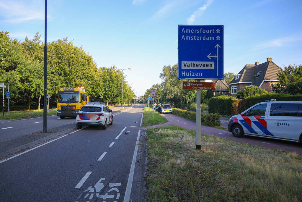 Politiewagen en personenwagen botsing op kruising