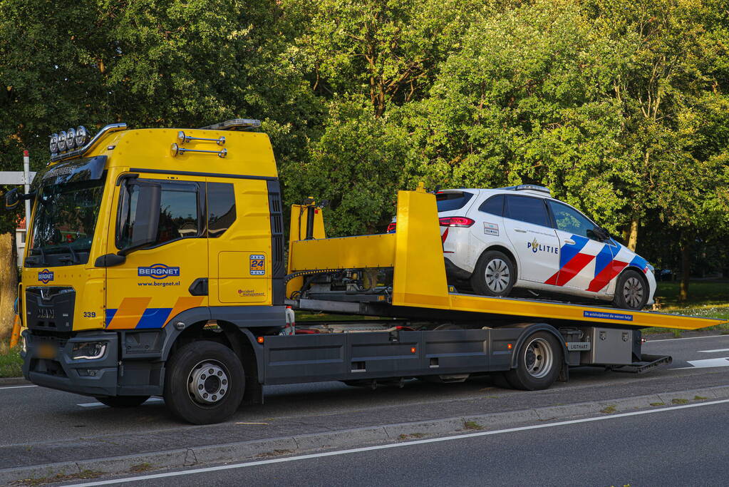 Politiewagen en personenwagen botsing op kruising