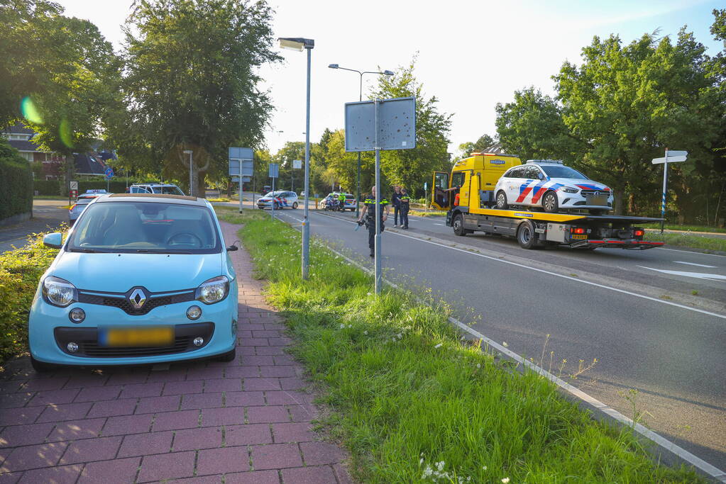Politiewagen en personenwagen botsing op kruising