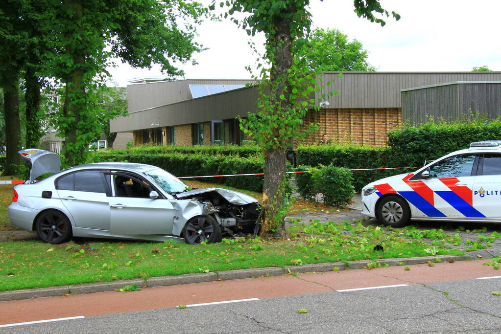 Auto botst frontaal tegen boom, bestuurder spoorloos