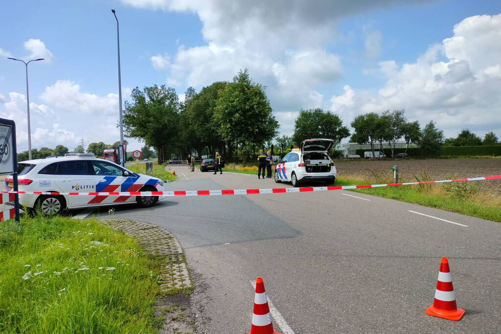 Twee personenauto's botsen op kruising