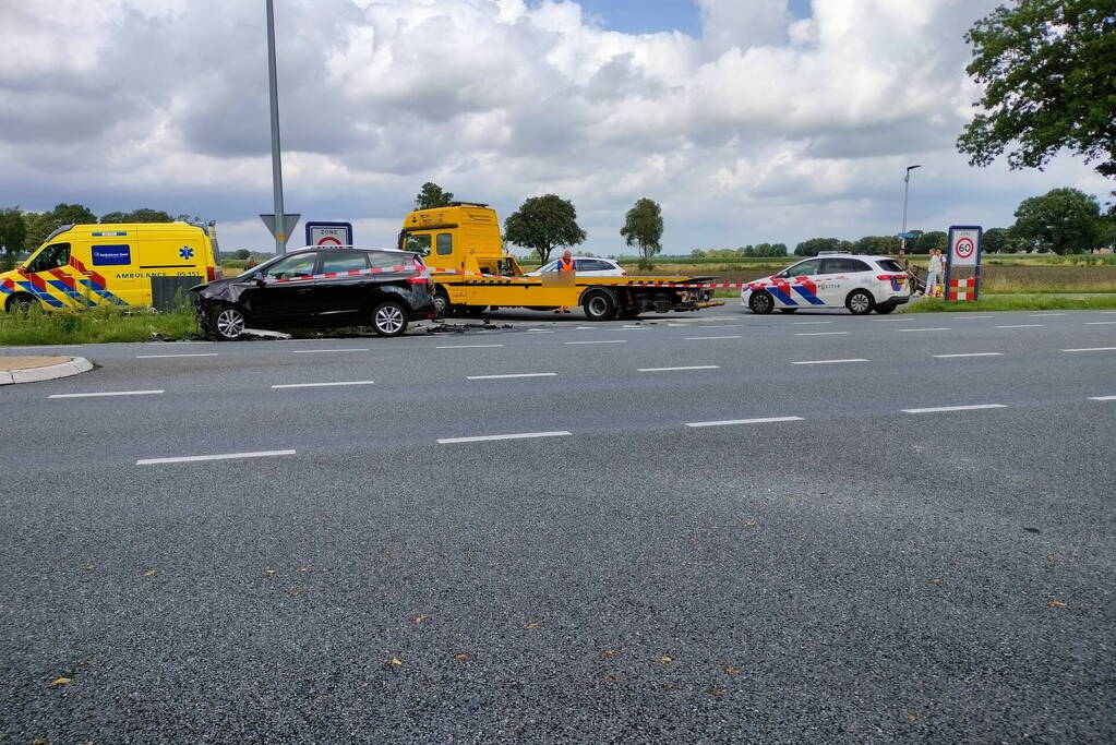 Twee personenauto's botsen op kruising