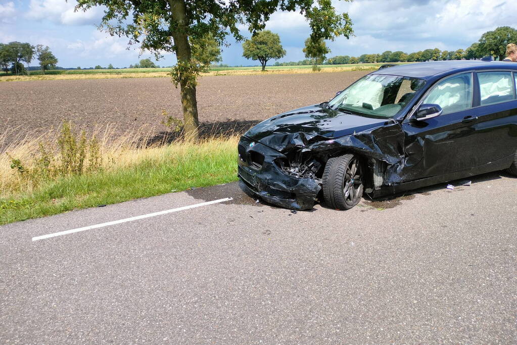 Twee personenauto's botsen op kruising
