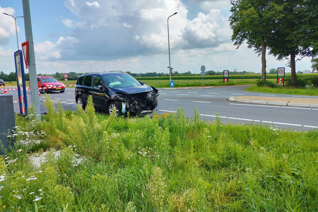Twee personenauto's botsen op kruising
