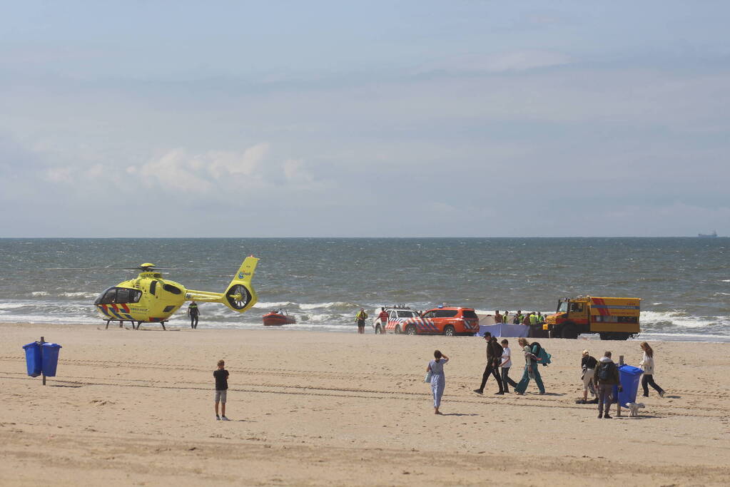Traumahelikopter landt op het strand