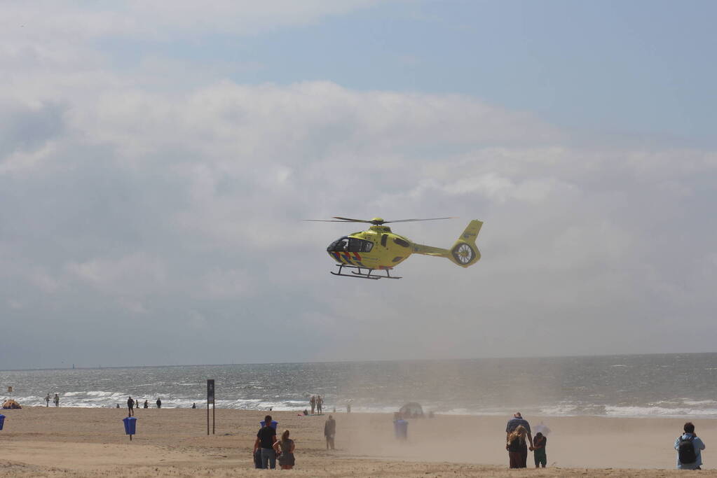 Traumahelikopter landt op het strand