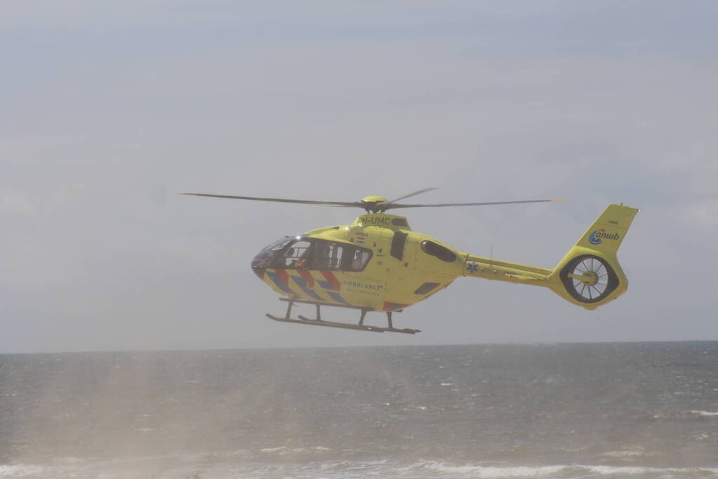Traumahelikopter landt op het strand
