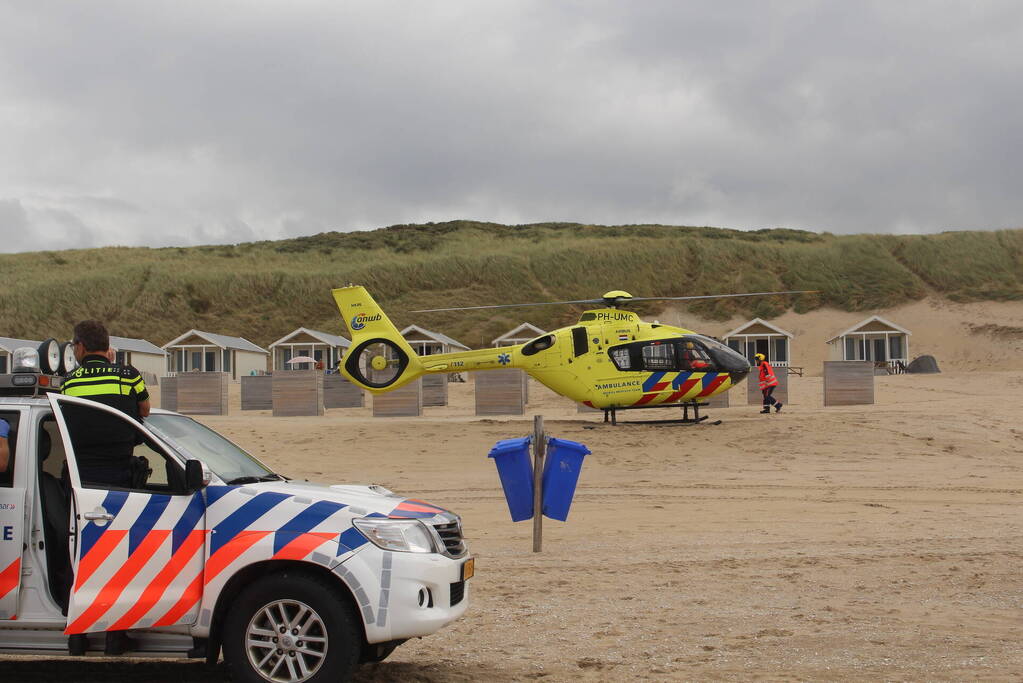Traumahelikopter landt op het strand
