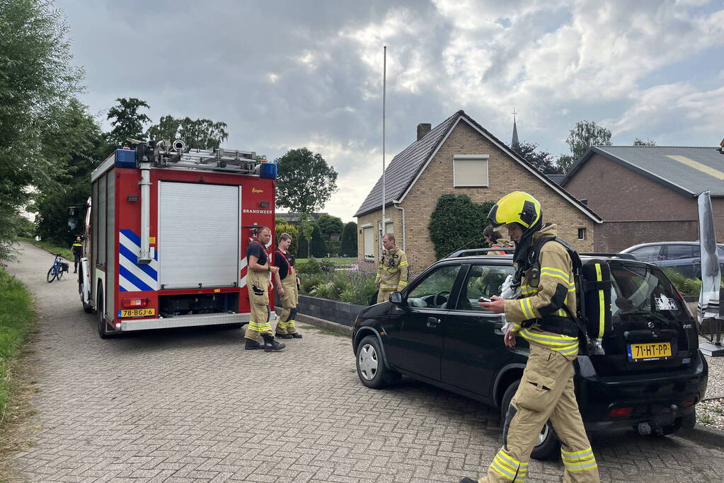 Brandweer verricht metingen wegens gaslucht