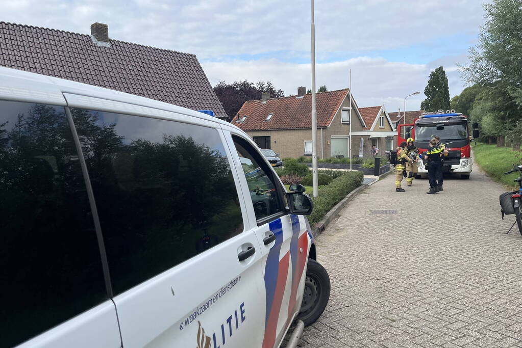 Brandweer verricht metingen wegens gaslucht