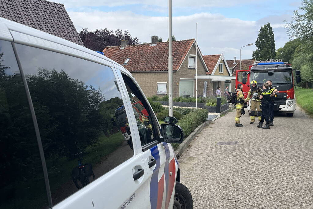 Brandweer verricht metingen wegens gaslucht