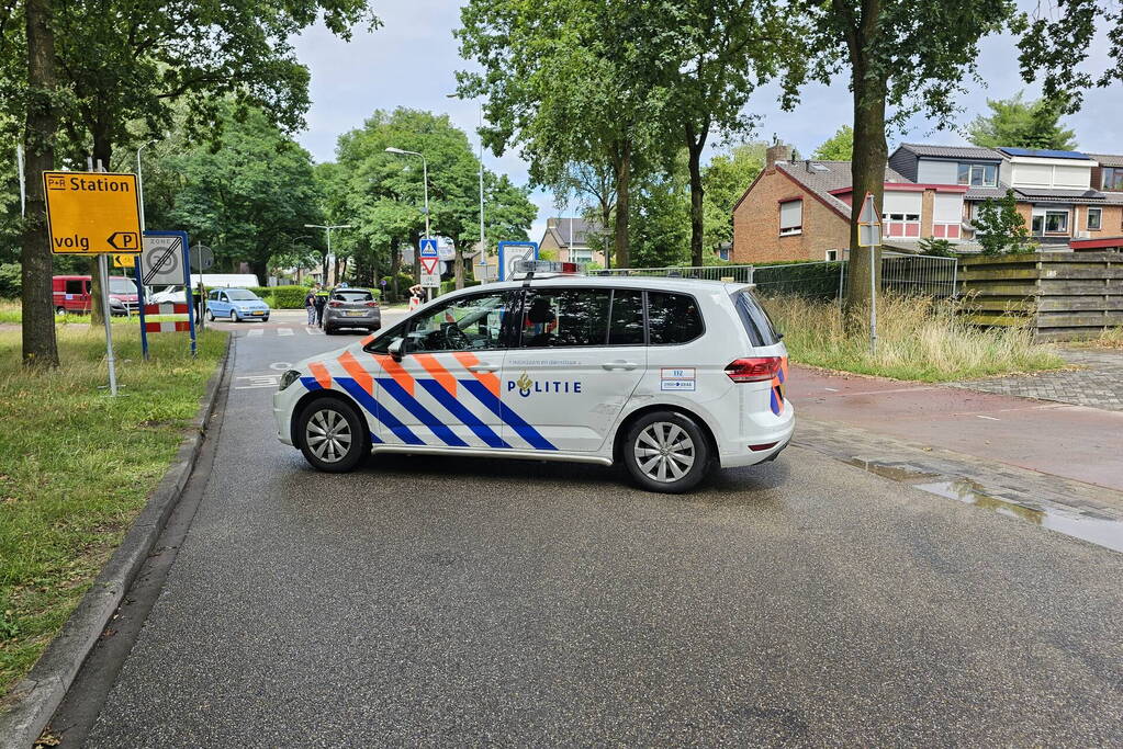 Fietser hard ten val op rotonde