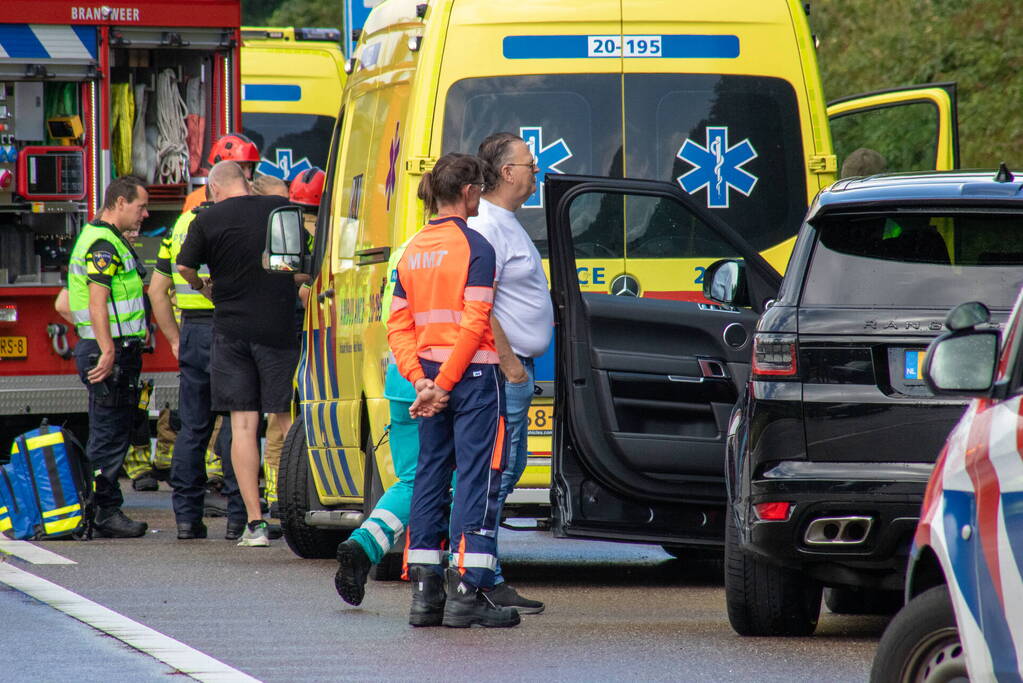 Automobilist slaat over de kop en raakt gewond