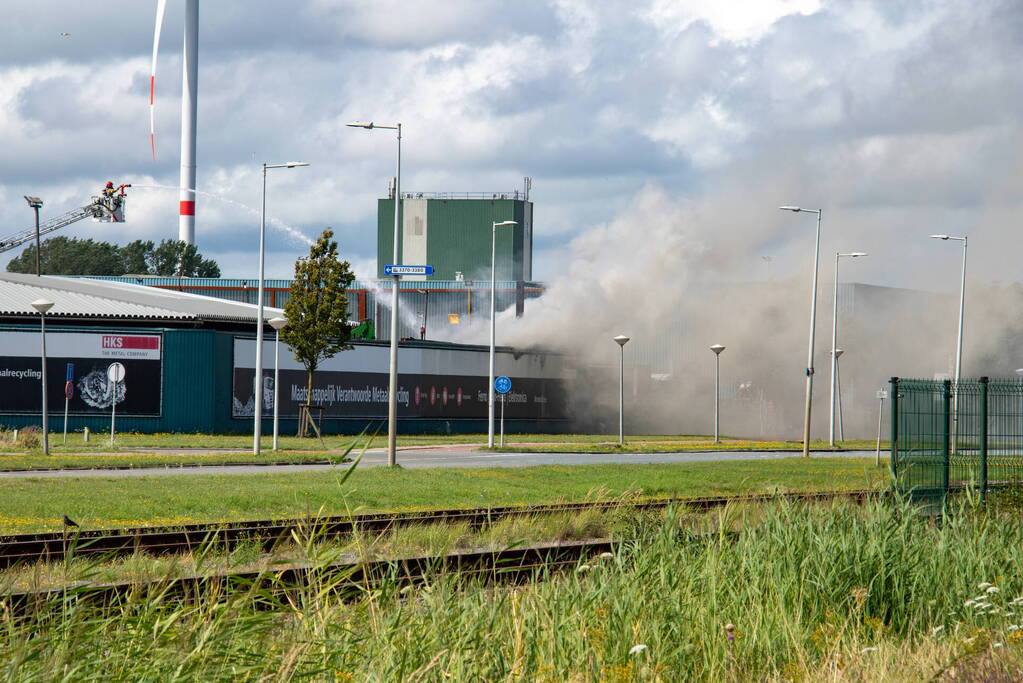 Hevige rookontwikkeling bij brand op terrein van recyclingbedrijf