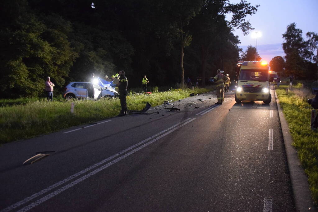 Twee personenauto's frontaal op elkaar gebotst, bestuurster overleden