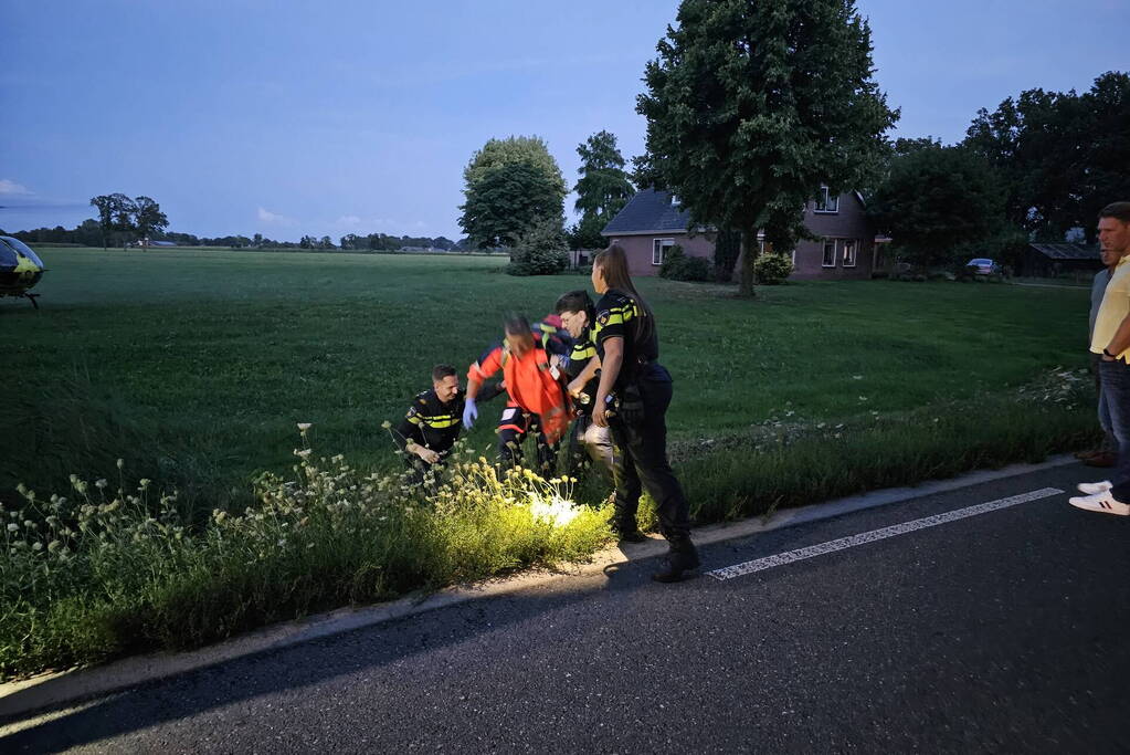 Twee personenauto's frontaal op elkaar gebotst, bestuurster overleden