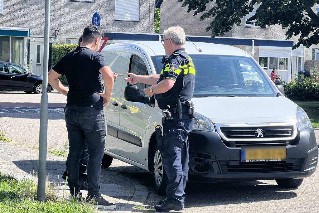 Scooterrijder gewond bij botsing met bestelbus