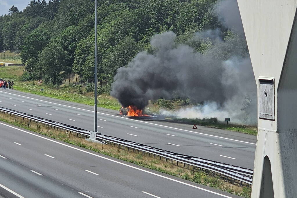 Snelweg dicht vanwege autobrand