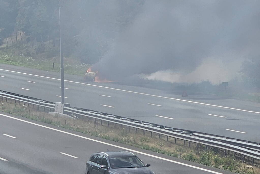 Snelweg dicht vanwege autobrand