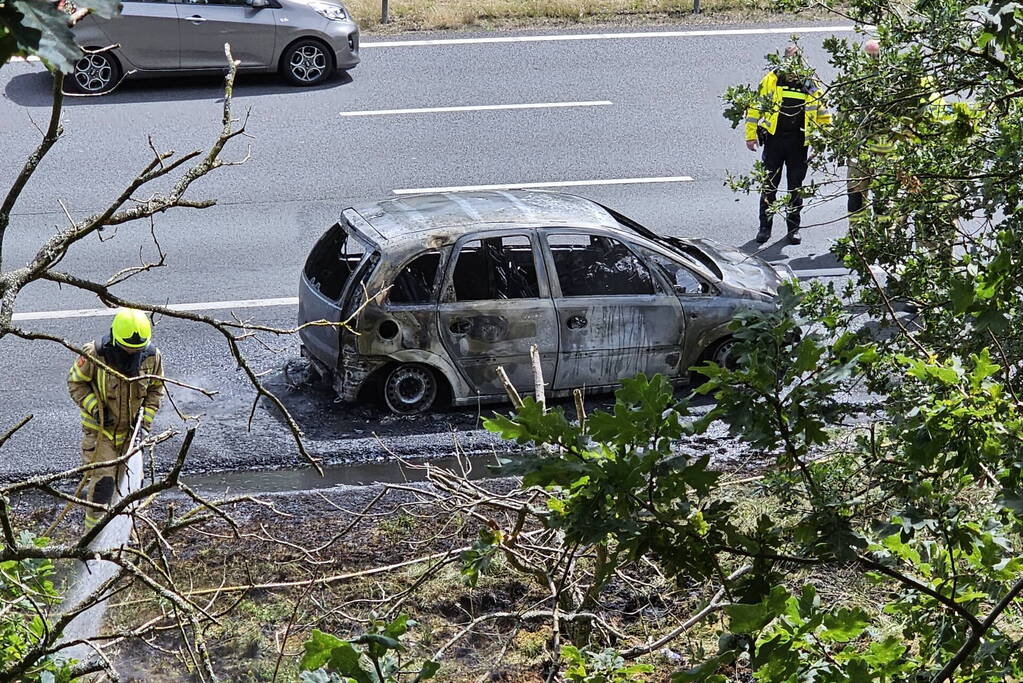 Snelweg dicht vanwege autobrand