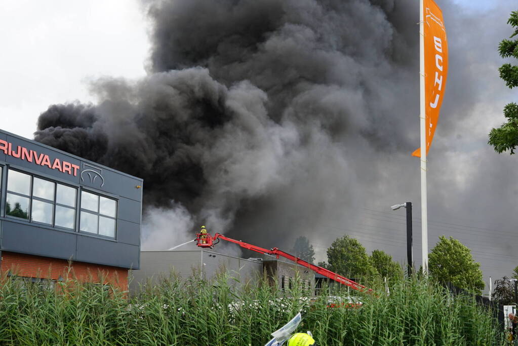Enorme brand in een groot opslagbedrijf
